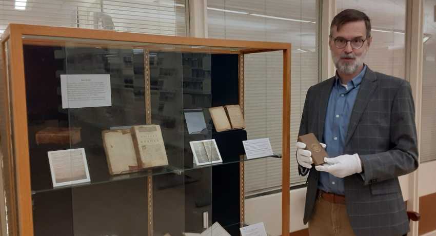 Alumnus leaves rare book collection to university