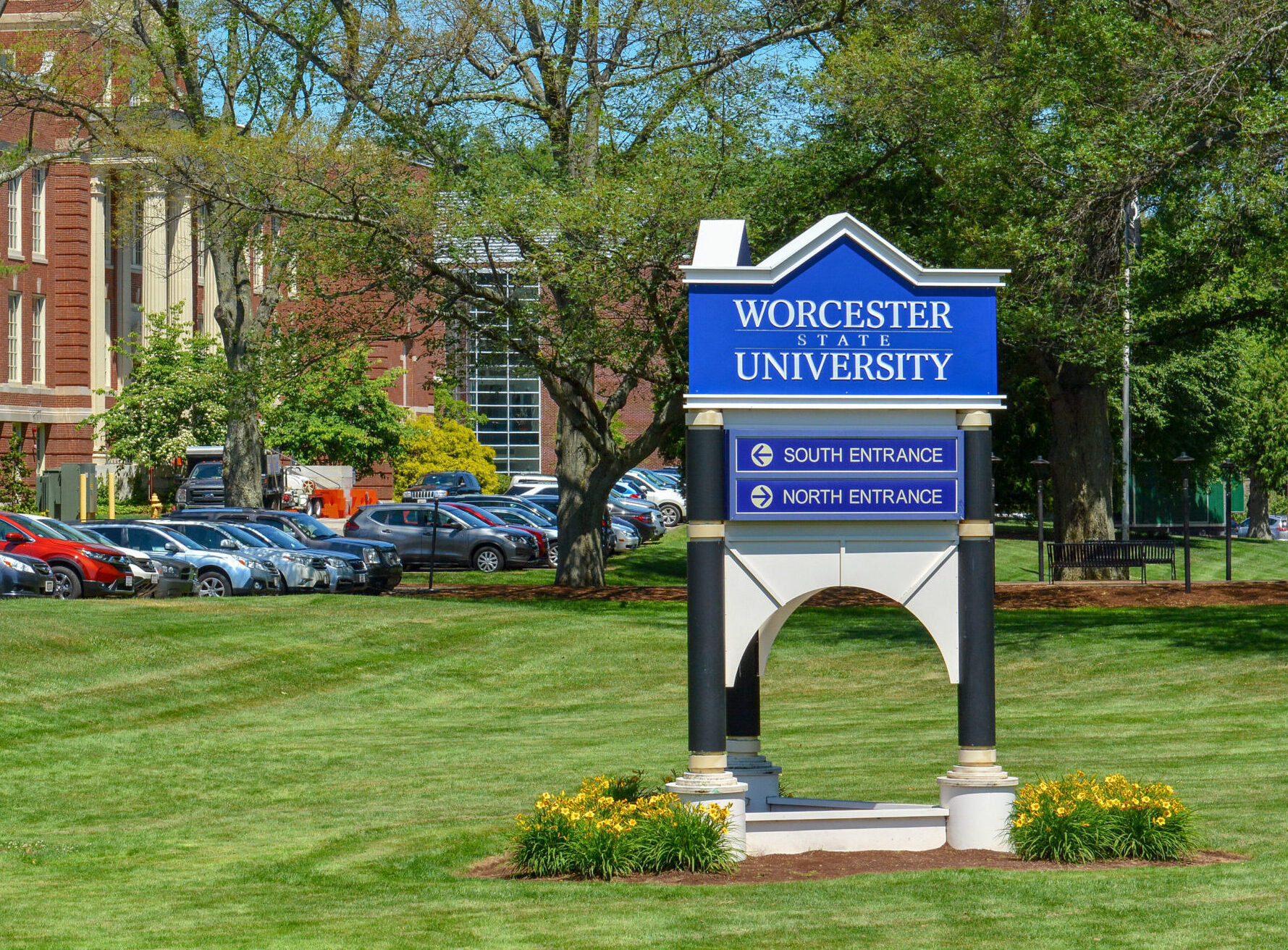 A sign on the worcester state campus pointing to the north or south entrance