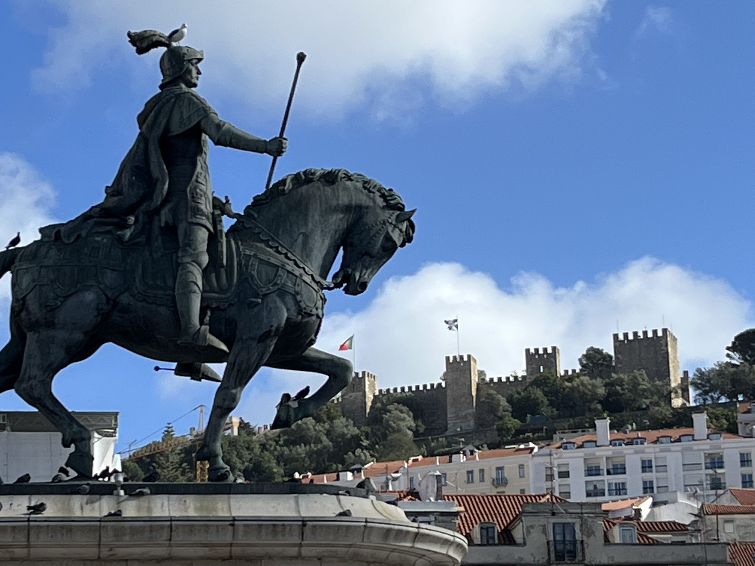 Photo of statue and Castelo Sao Jorge in Lisbon, Portugal