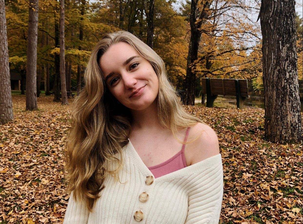 Kassidy Robertson, Communication